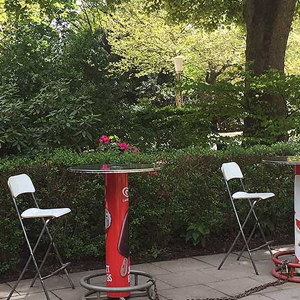 Gemütliches Sitzen im Lesecafe Stadtpark