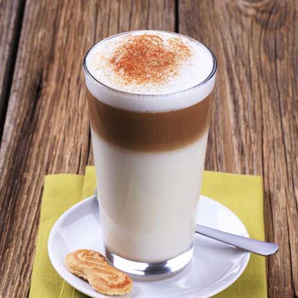 Glas mit frischer Latte Macchiato