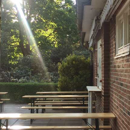 Sonnige Terrasse im Lesecafe Stadtpark